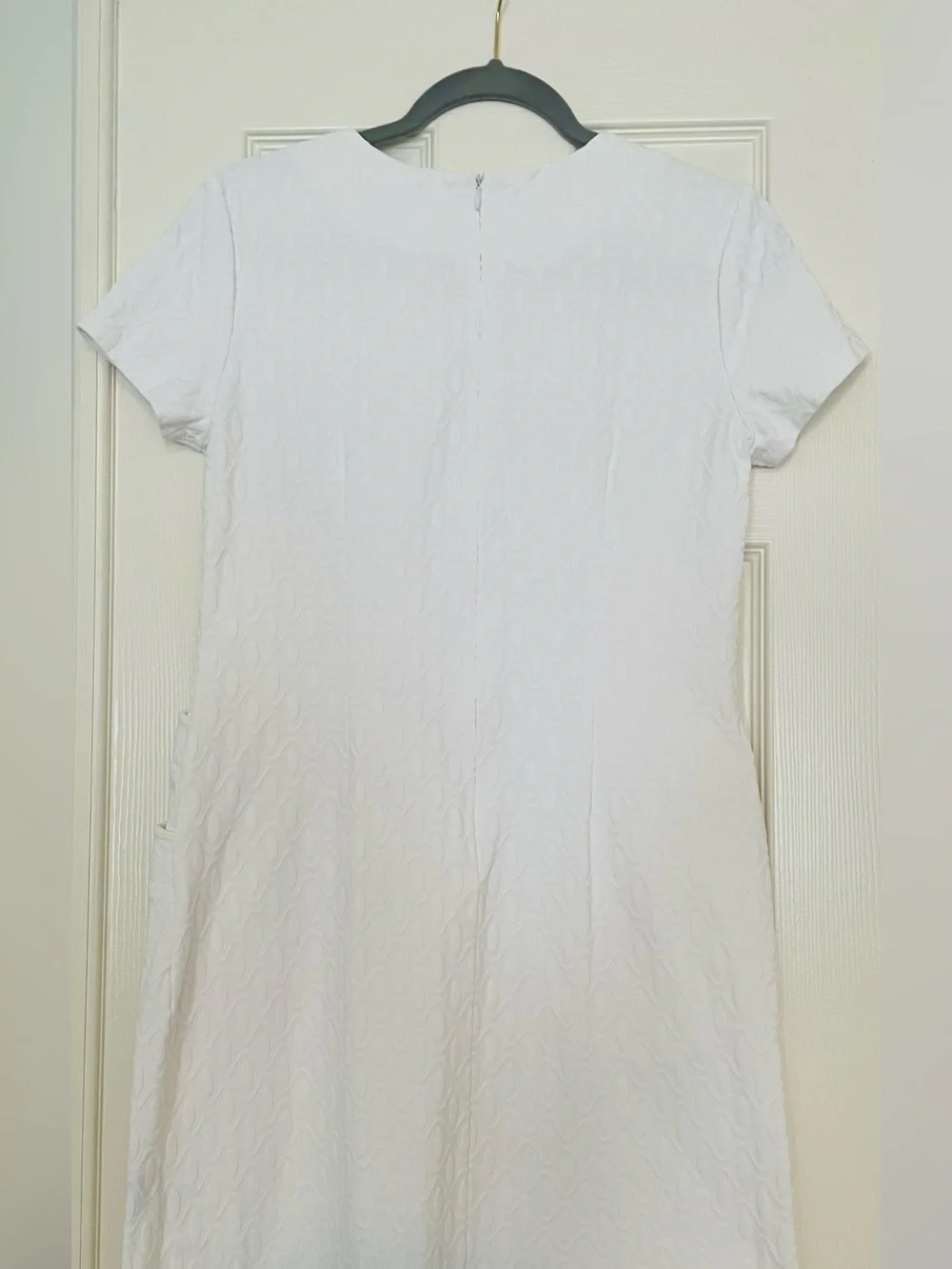 J. McLaughlin White Textured Jacquard Shift Dress Gold Button Pockets